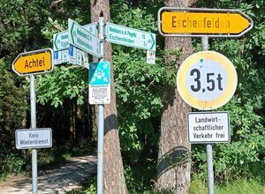 Wegweiser nach Achtel - Eschenfelden