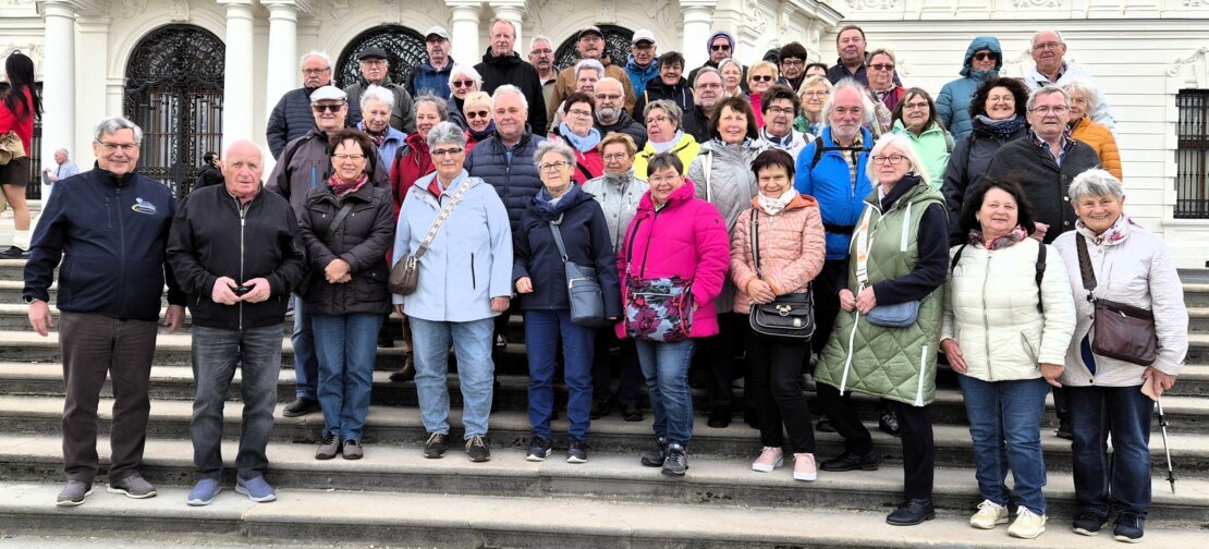 Reisegruppe vor Schloss Belvedere